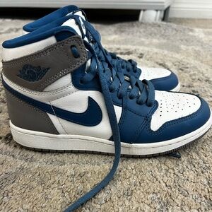 Nike Air Jordan 1 Retro High OG "True Blue" sneakers.